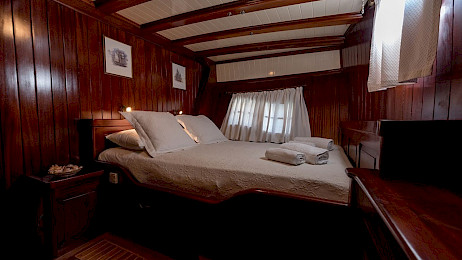 Yacht Erato cabin