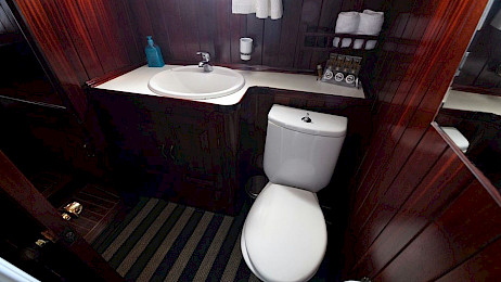 Yacht Erato cabin bathroom