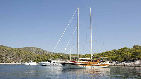 Yacht Erato side view