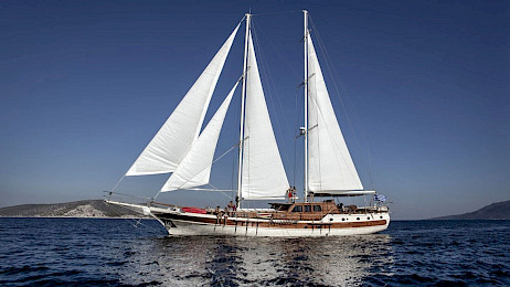 Yacht Erato sailing