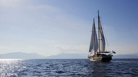 Yacht Erato sailing