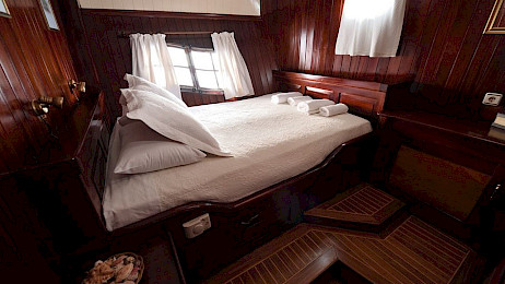 Yacht Erato cabin