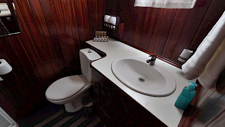 Yacht Erato cabin bathroom