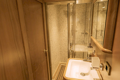 Yacht Aegean Schatz cabin bathroom