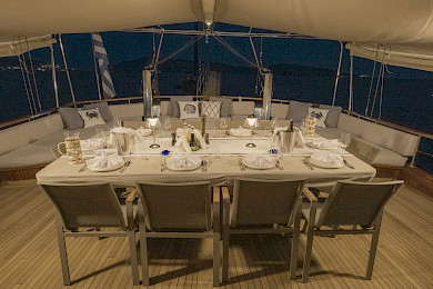 Yacht Aegean Schatz dining table