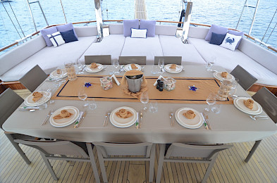 Yacht Aegean Schatz dining table