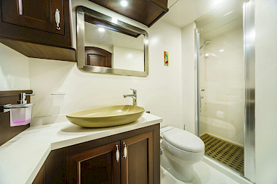 Yacht Virtuoso cabin bathroom