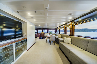 Yacht Virtuoso saloon