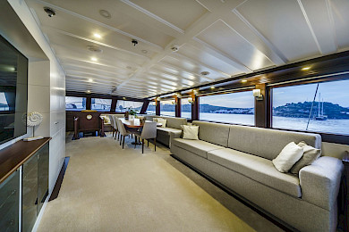 Yacht Virtuoso saloon