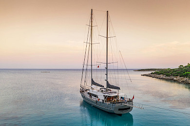 Yacht Virtuoso aerial view