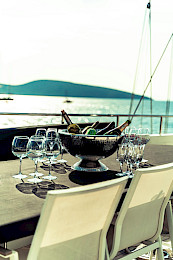 Yacht Virtuoso dining table