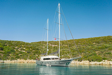 Yacht Virtuoso on anchor