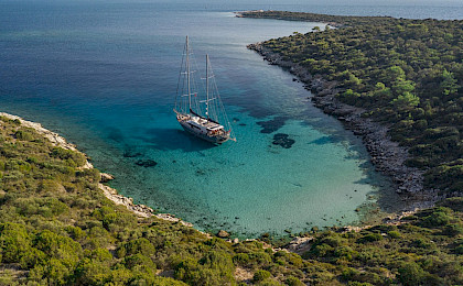 Yacht Virtuoso on anchor