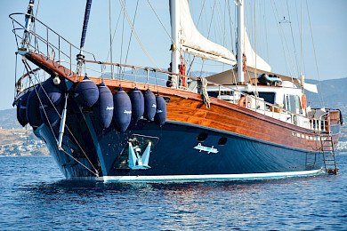 Yacht Papa Joe front view