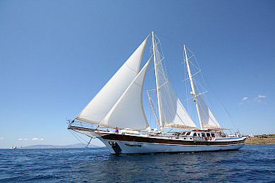 Yacht Caner IV sailing