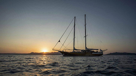 Yacht Entre Cielos side view