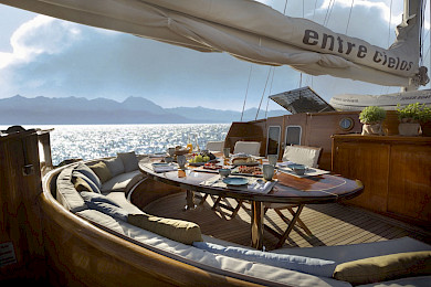 Yacht Entre Cielos dining table