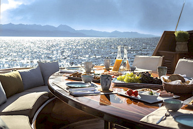 Yacht Entre Cielos dining table