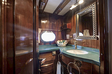 Yacht Entre Cielos cabin bathroom