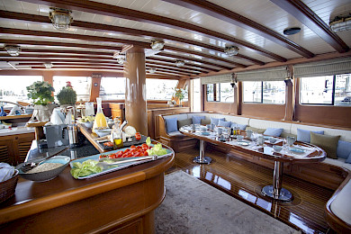 Yacht Entre Cielos saloon