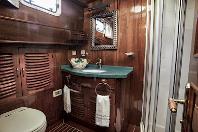 Yacht Entre Cielos cabin bathroom