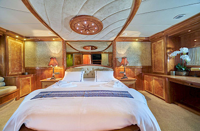 Yacht Lotus cabin