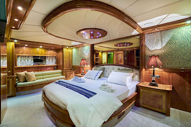 Yacht Lotus cabin