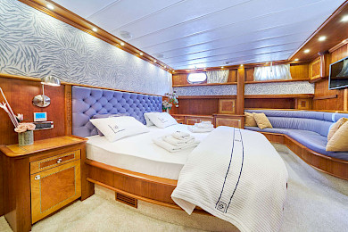 Yacht Lotus cabin