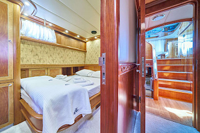 Yacht Lotus cabin