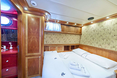 Yacht Lotus cabin