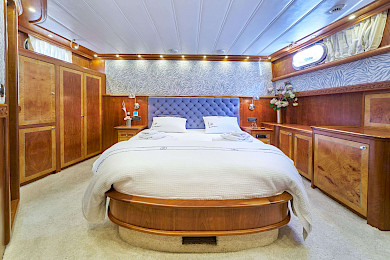 Yacht Lotus cabin