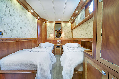 Yacht Lotus cabin