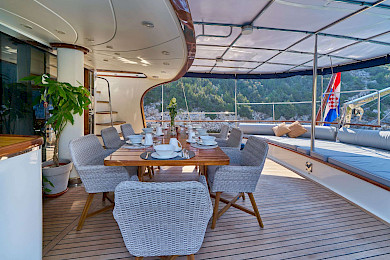 Yacht Lotus dining table