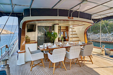 Yacht Lotus dining table