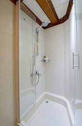 Yacht Ecce Navigo shower