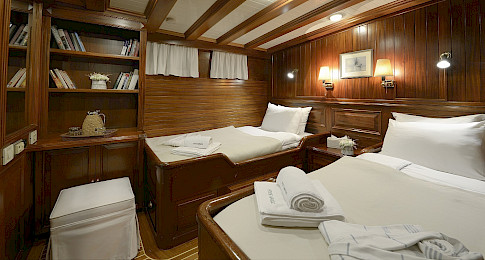 Yacht Ecce Navigo cabin