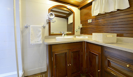 Yacht Ecce Navigo cabin bathroom