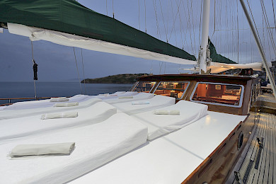 Yacht Ecce Navigo deck