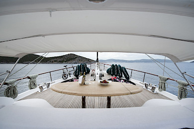 Yacht Ecce Navigo deck