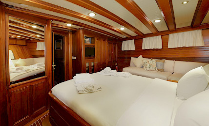 Yacht Ecce Navigo cabin