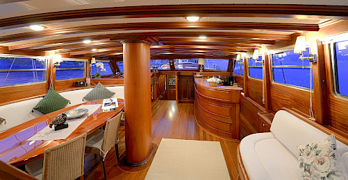 Yacht Ecce Navigo saloon