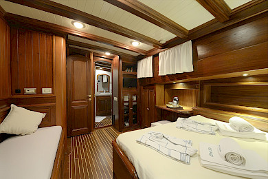 Yacht Ecce Navigo cabin