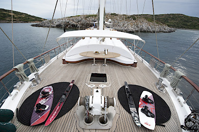 Yacht Ecce Navigo deck