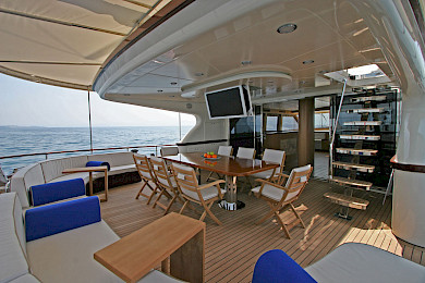 Yacht Getaway dining table