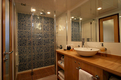 Yacht Getaway cabin bathroom