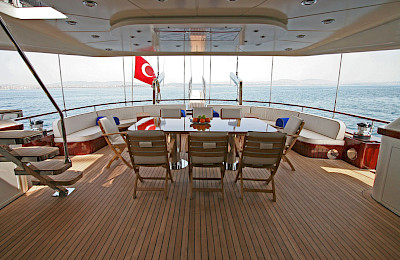 Yacht Getaway dining table