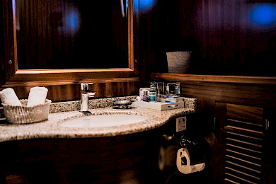 Yacht Capricorn 1 cabin bathroom