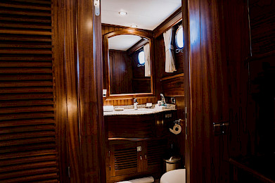 Yacht Capricorn 1 cabin bathroom