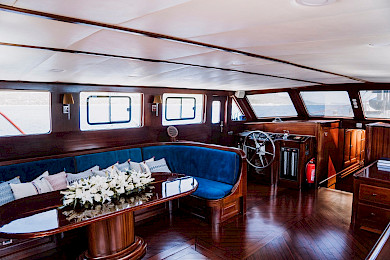 Yacht Capricorn 1 saloon