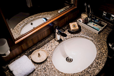 Yacht Capricorn 1 cabin bathroom